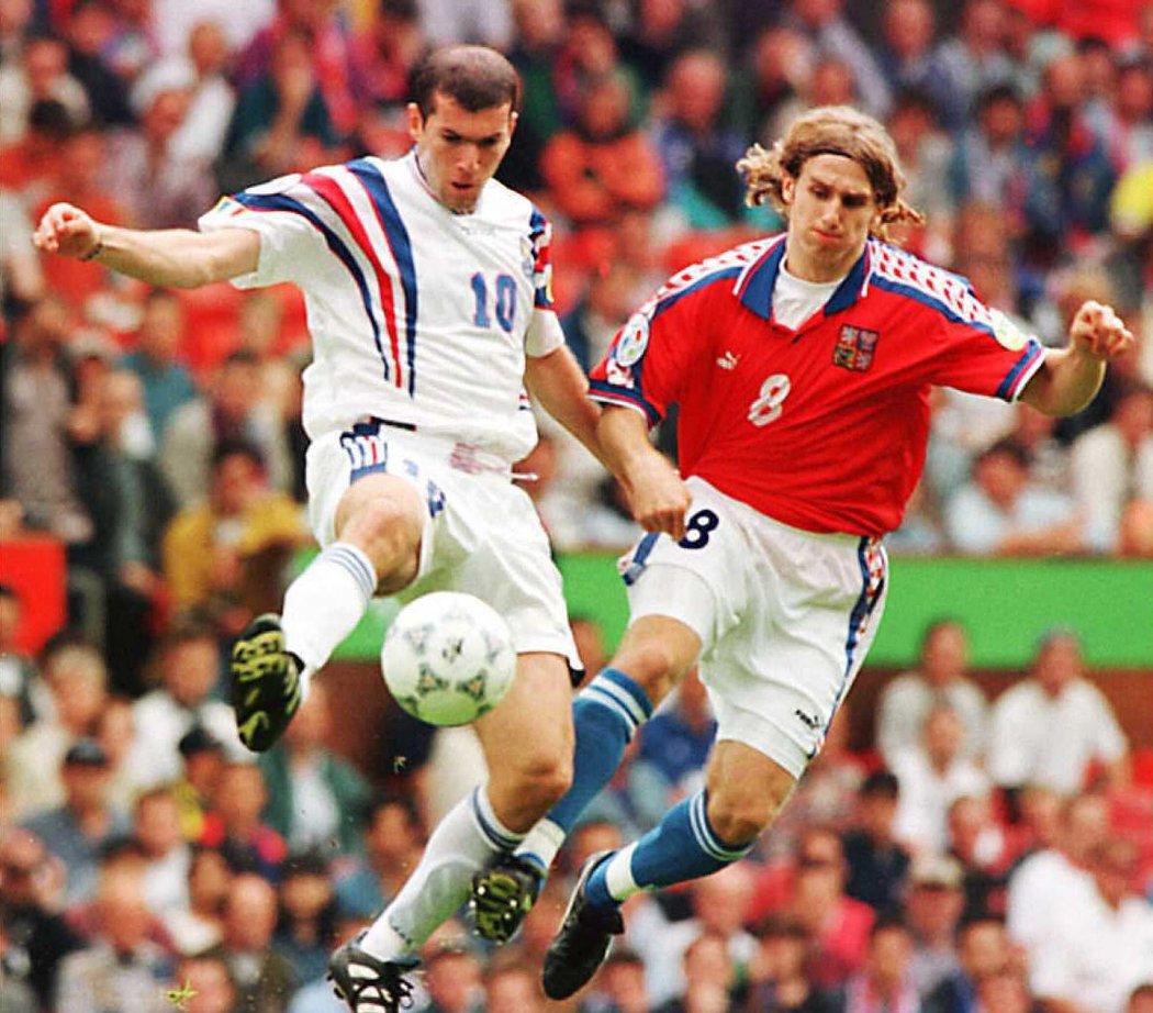 Karel Poborský a Zinedine Zidane bojují o míč na mistrovství Evropy 1996, kde český tým došel až do finále