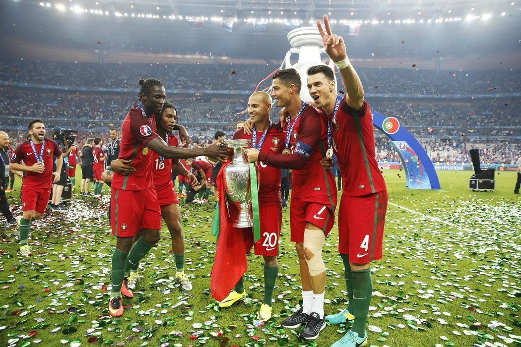 Portugalští fotbalisté slaví výhru na mistrovství Evropy 2016 ve Francii