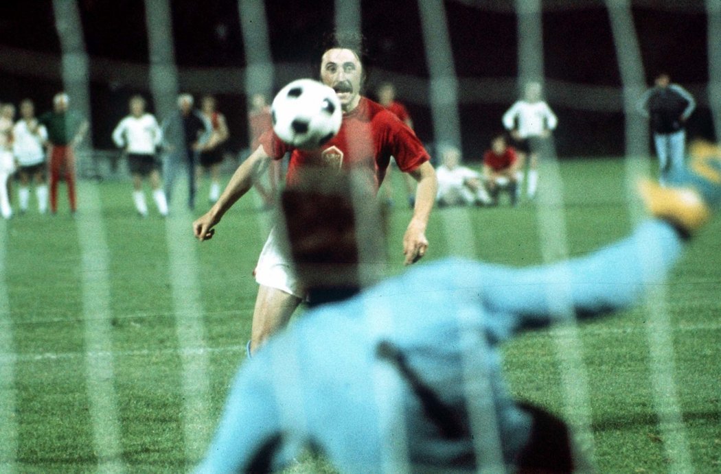 Český legendární záložník Antonín Panenka při své vítězné penaltě na mistrovství Evropy 1976 v Bělehradě