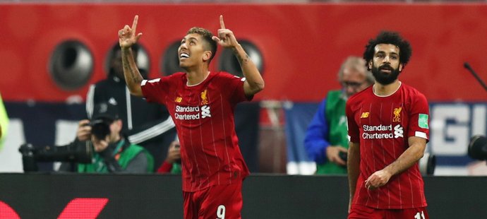 Roberto Firmino (vlevo) a Mohamed Salah (vpravo) se radují ze vstřelené branky