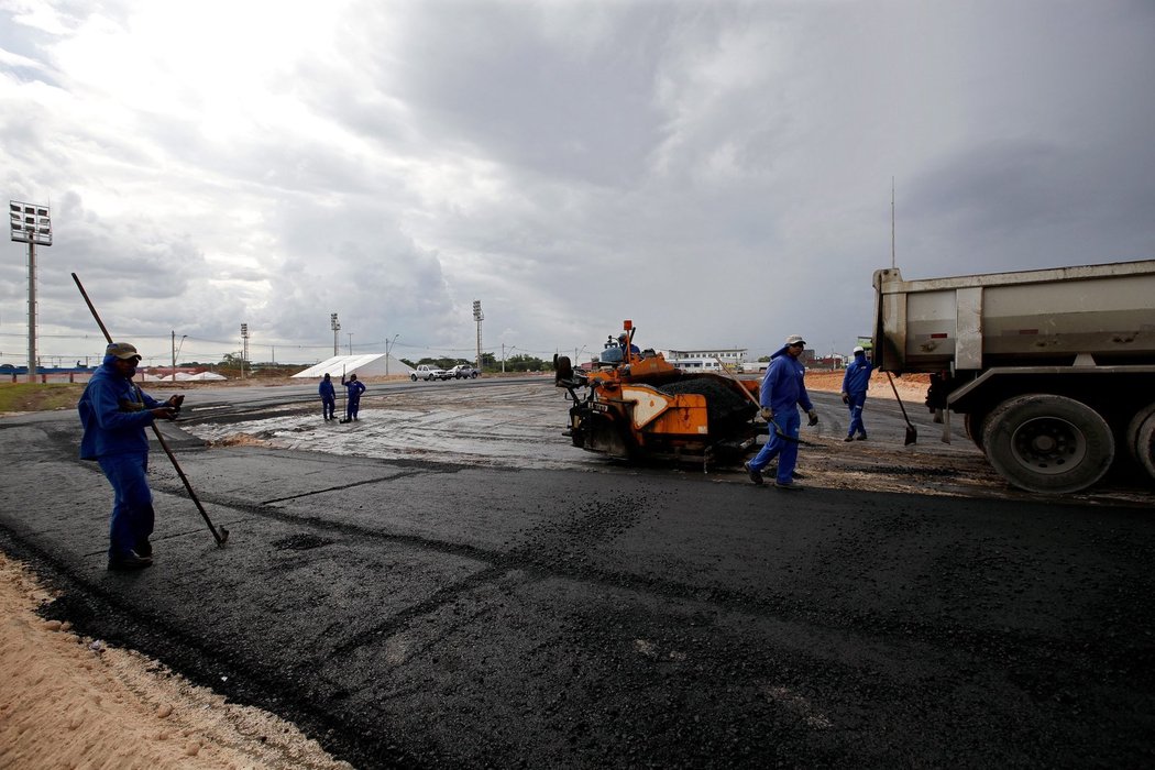 Před manauskou arenou dělníci ještě pokládají poslední vrstvu asfaltu