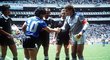 Diego Maradona a Peter Shilton si podávají ruce před čtvrtfinále MS 1986 mezi Argentinou a Anglií