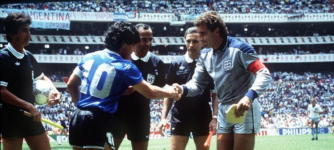 Diego Maradona a Peter Shilton si podávají ruce před čtvrtfinále MS 1986 mezi Argentinou a Anglií