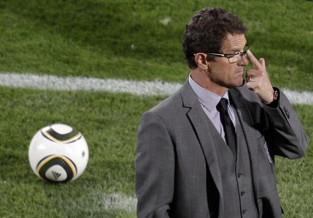 Kouč Anglie Fabio Capello své svěřence po remíze s USA Kouč Anglie Fabio Capello své svěřence po remíze s USA