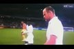 Naštvaný Wayne Rooney odchází z trávníku po remíze s Alžírskem
