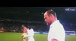 Naštvaný Wayne Rooney odchází z trávníku po remíze s Alžírskem