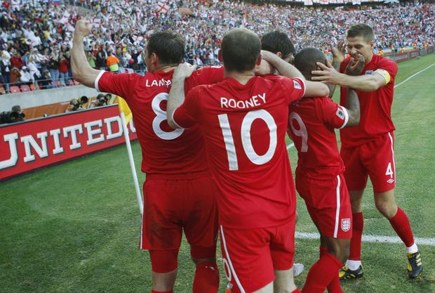 Radost anglických fotbalistů po gólu Defoea. Radost anglických fotbalistů po gólu Defoea.