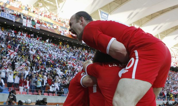 Wayne Rooney skáče v euforii na spoluhráče, Anglie vede. Wayne Rooney skáče v euforii na spoluhráče, Anglie vede.