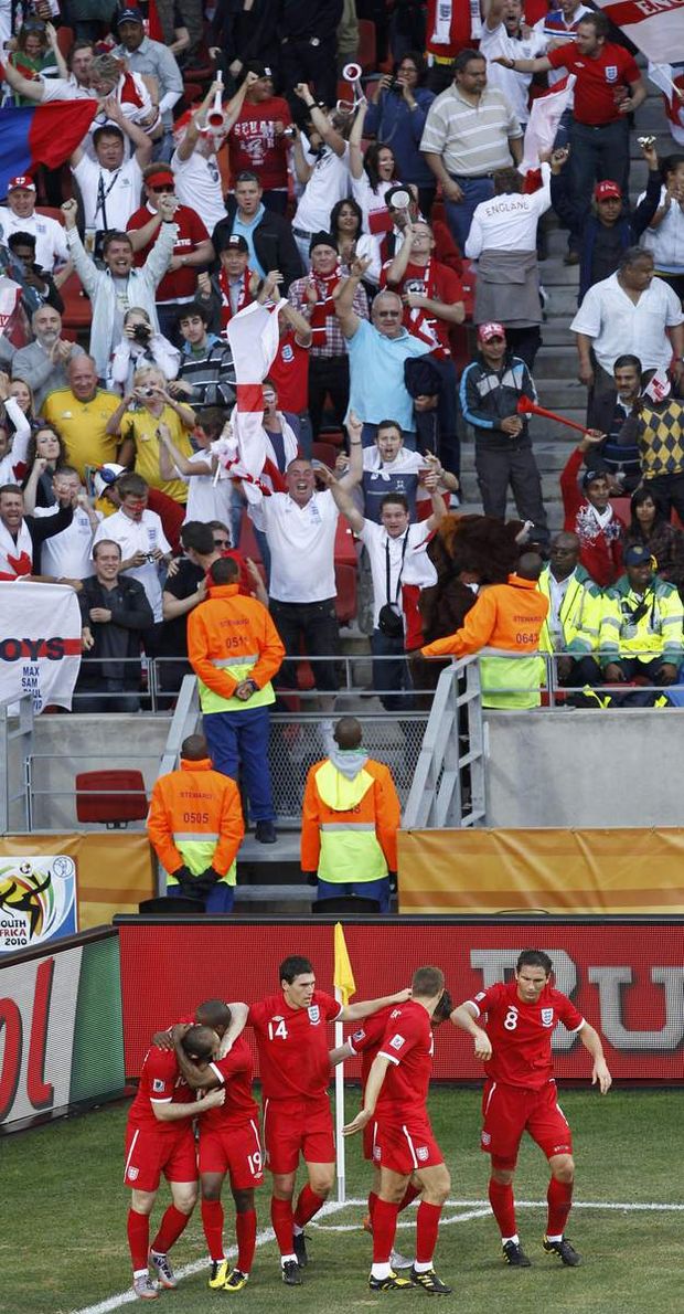 Radost anglických fotbalistů po brance Defoea. Radost anglických fotbalistů po brance Defoea.