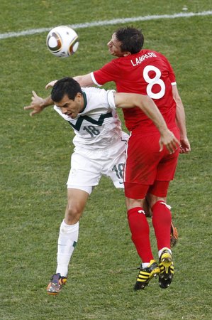 Hlavičkový souboj Lamparda se slovinským soupeřem.