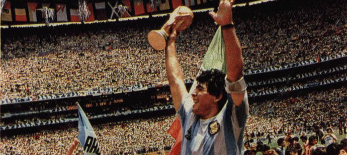 Diego Maradona se raduje z vítězství svého týmu na mistrovství světa v Mexiku 1986.
