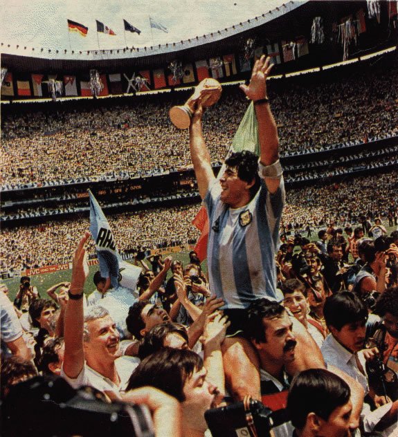 Diego Maradona se raduje z vítězství svého týmu na mistrovství světa v Mexiku 1986.