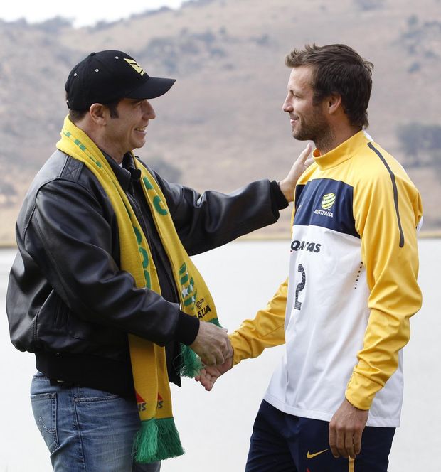 John Travolta si potřásá ruce s australskými fotbalisty. John Travolta si potřásá ruce s australskými fotbalisty.