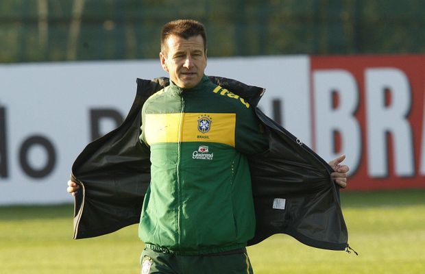 Nenáviděný brazilský kouč Carlos Dunga. Jakoby říkal Jen do mě Nenáviděný brazilský kouč Carlos Dunga. Jakoby říkal Jen do mě