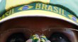 Brazilská fanynka si drží hlavu v dlaních během čtvrtfinále proti Nizozemcům