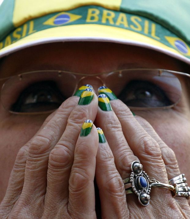 Brazilská fanynka si drží hlavu v dlaních během čtvrtfinále proti Nizozemcům Brazilská fanynka si drží hlavu v dlaních během čtvrtfinále proti Nizozemcům