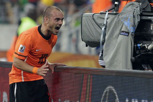 Wesley Sneijder se raduje z vedoucího gólu do sítě Brazilců Wesley Sneijder se raduje z vedoucího gólu do sítě Brazilců