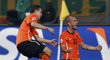 Wesley Sneijder (vpravo) slaví svůj gól do sítě Brazilců