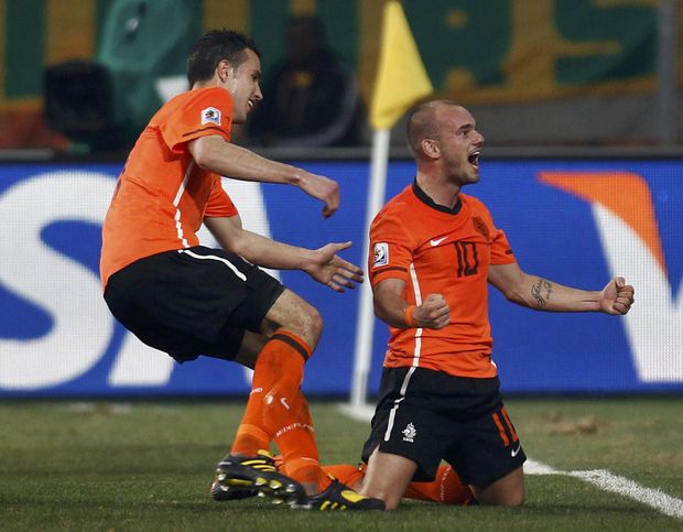 Wesley Sneijder (vpravo) slaví svůj gól do sítě Brazilců Wesley Sneijder (vpravo) slaví svůj gól do sítě Brazilců