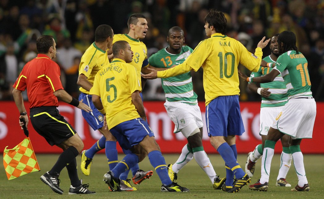 Fotbalisté Pobřeží slonoviny se vrhají na Brazilce Kaká po jeho zákroku na Abdula Keitu