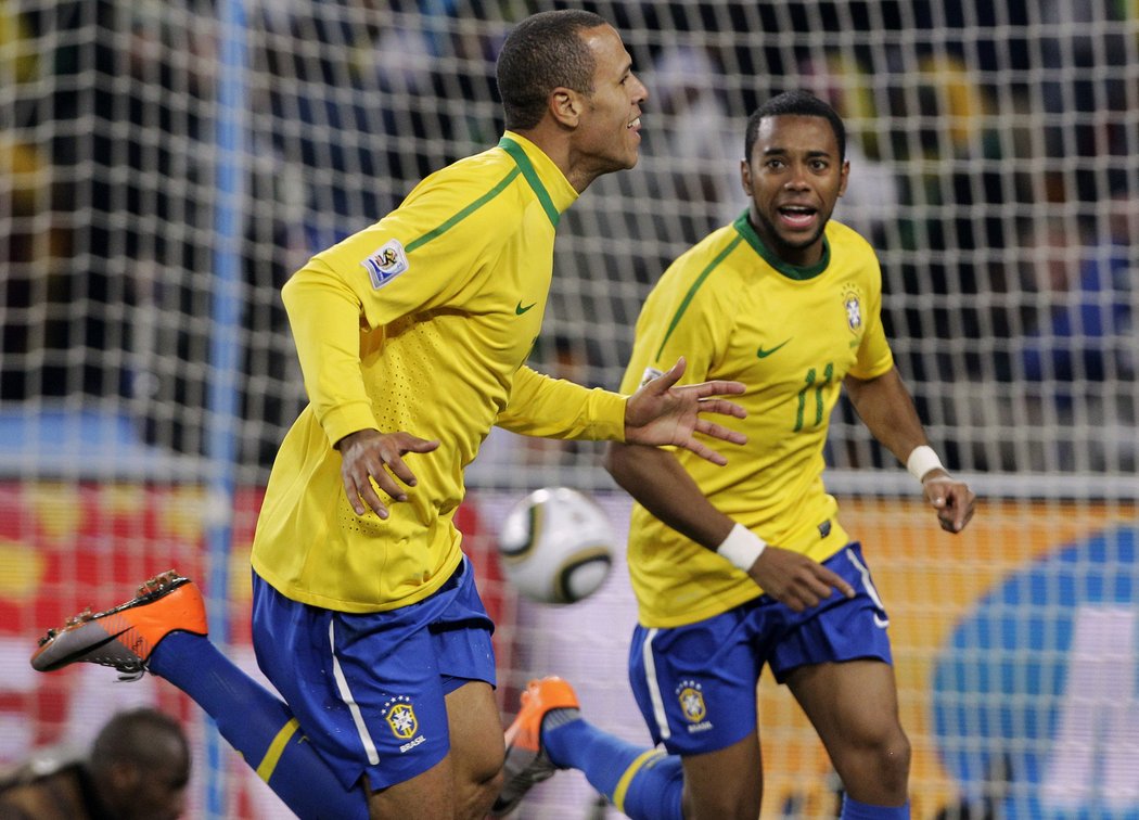 Luis Fabiano (vlevo) slaví spolu s Robinhem svůj gól do sítě Pobřeží slonoviny