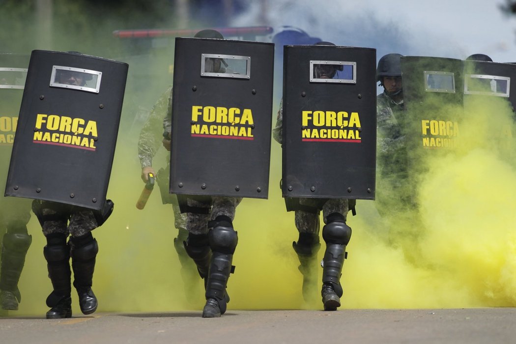 Policie v Brazílii se chystá na fotbalový šampionát. Musí být připravena na protesty obyvatel proti MS, stejně jako na fotbalové chuligány