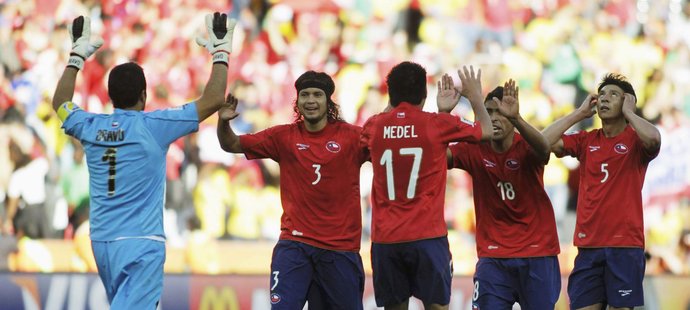 Fotbalisté Chile se radují se svým brankářem po úspěšném vstupu do turnaje