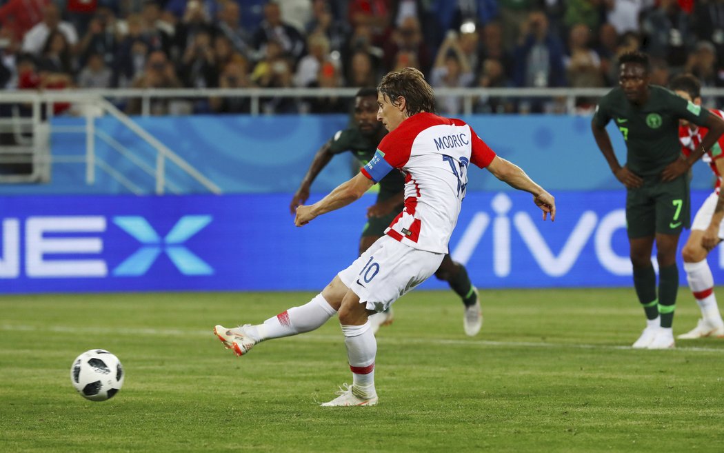 Luka Modrič právě vystřeluje Chorvatům pohodlný náskok dvou gólů.