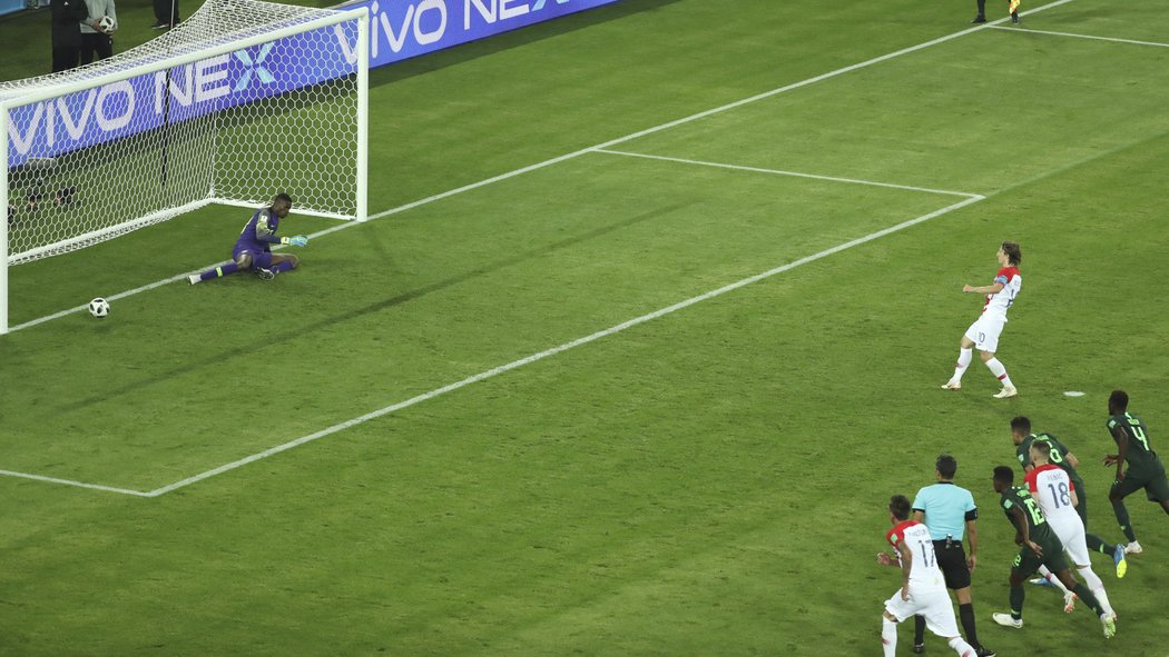Krásný záběr na proměněnou penaltu Luky Modriče.