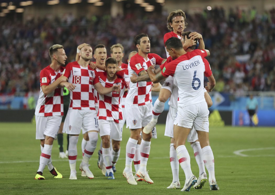 Fotbalisté Chorvatska se radují z prvního gólu v síti Nigérie.