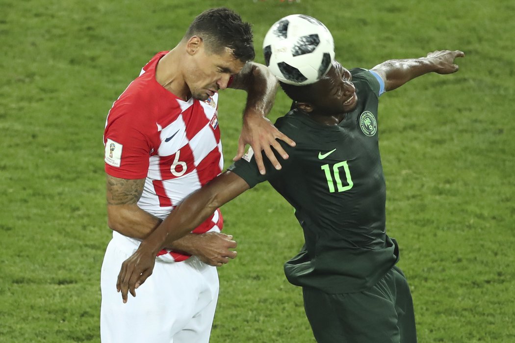 Dejan Lovren a John Obi Mikel v důrazném hlavičkovém souboji.