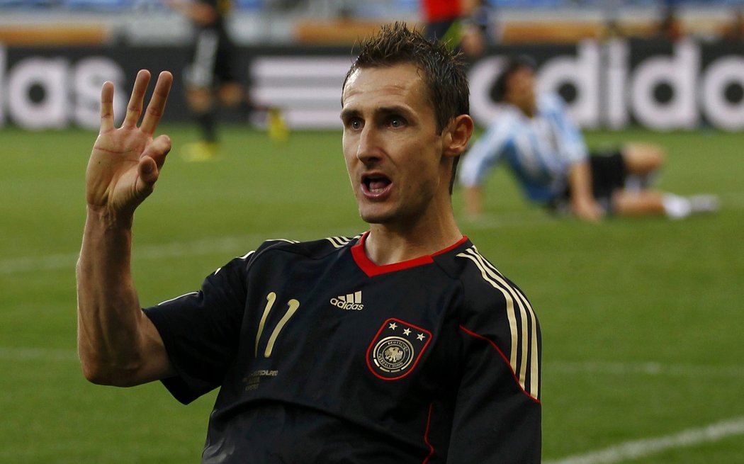 Miroslav Klose se raduje z gólu do sítě Argentinců
