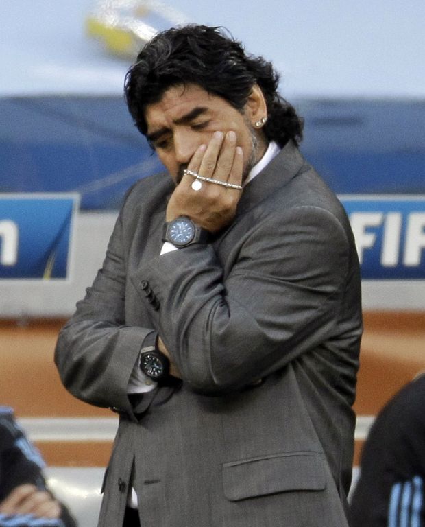 Zklamaný Diego Maradona v průběhu čtvrtfinále MS proti Německu Zklamaný Diego Maradona v průběhu čtvrtfinále MS proti Německu
