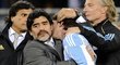 Diego Maradona utěšuje Lionela Messiho