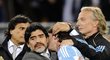 Diego Maradona utěšuje Lionela Messiho