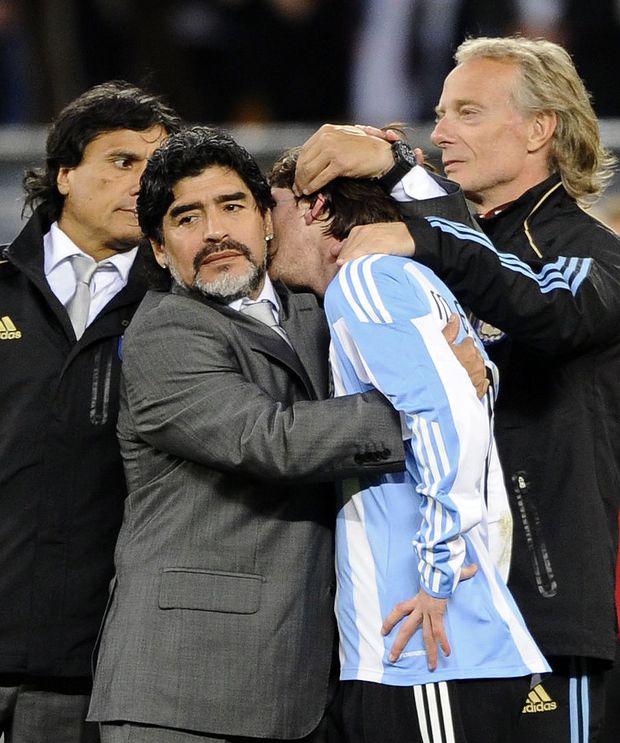 Diego Maradona utěšuje Lionela Messiho Diego Maradona utěšuje Lionela Messiho