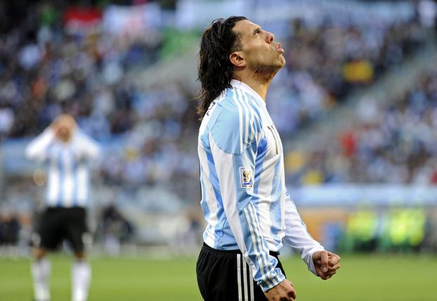 Carlos Tevez se rozčiluje po neproměněné šanci ve čtvrtfinále proti Německu Carlos Tevez se rozčiluje po neproměněné šanci ve čtvrtfinále proti Německu