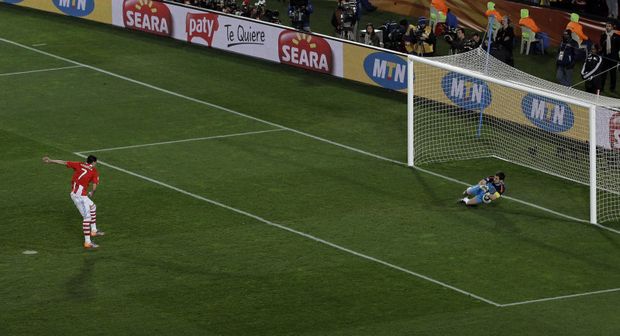 Paraguayec Oscar Cardozo neproměnil proti Ikeru Casillasovi penaltu Paraguayec Oscar Cardozo neproměnil proti Ikeru Casillasovi penaltu