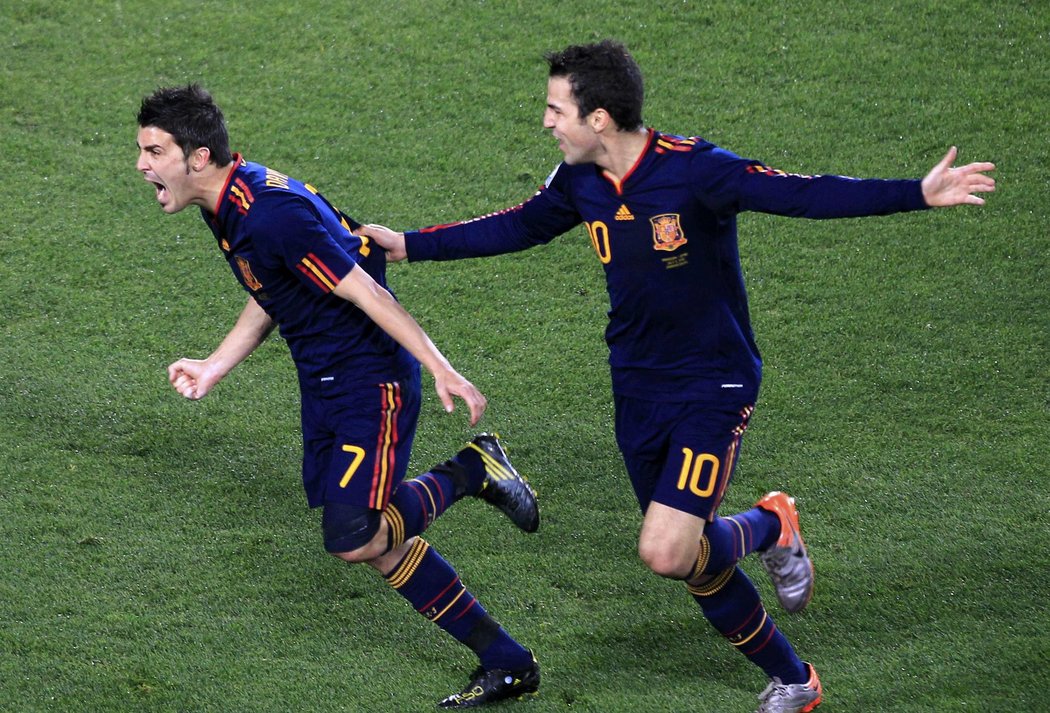 Španěl David Villa (vlevo) se spolu se Cescem Fabregasem raduje z rozhodujícího gólu do sítě Paraguaye