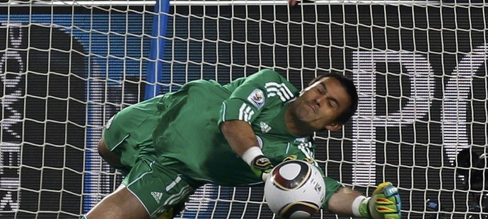 Paraguajský brankář Villar likviduje druhý penaltový pokus Xabi Alonsa