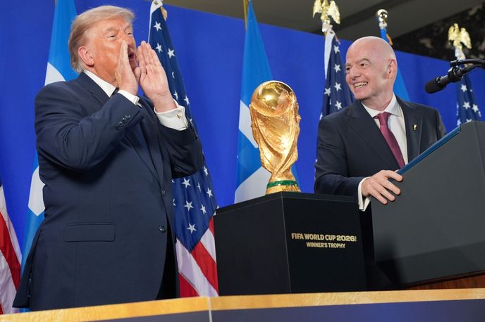 Donald Trump a Gianni Infantino při společném vystoupení v New Yorku Donald Trump a Gianni Infantino při společném vystoupení v New Yorku
