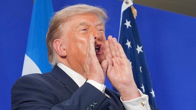 Donald Trump a Gianni Infantino při společném vystoupení v New Yorku Donald Trump a Gianni Infantino při společném vystoupení v New Yorku