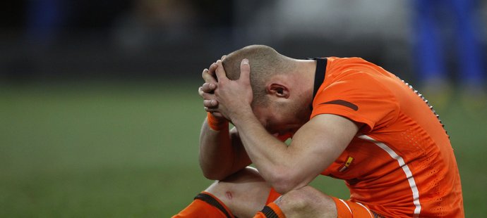 Zklamaný Wesley Sneijder po prohraném finále se Španělskem