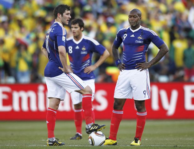 Zklamaní Francouzi po inkasovaném prvním gólu - Djibril Cisse (vpravo) a Andre-Pierre Gignac Zklamaní Francouzi po inkasovaném prvním gólu - Djibril Cisse (vpravo) a Andre-Pierre Gignac
