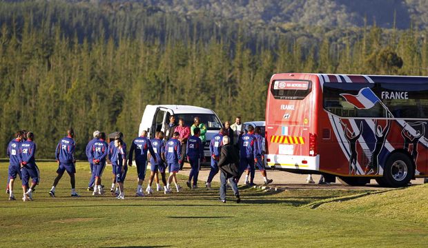 Francouzští fotbalisté opouštějí tréninky Francouzští fotbalisté opouštějí tréninky