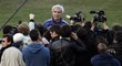 Francouzský kouč Domenech předčítá novinářům prohlášení svých hráčů, kteří odešli z tréninku po pár minutách