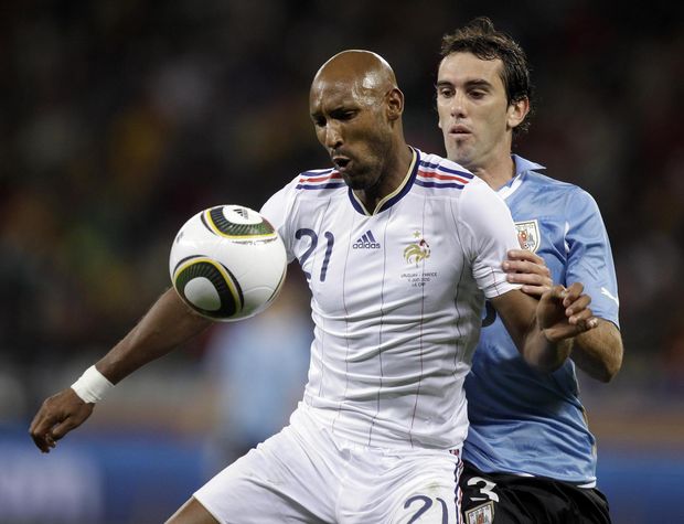Nicolas Anelka uniká protihráči v zápase proti Uruguayi Nicolas Anelka uniká protihráči v zápase proti Uruguayi