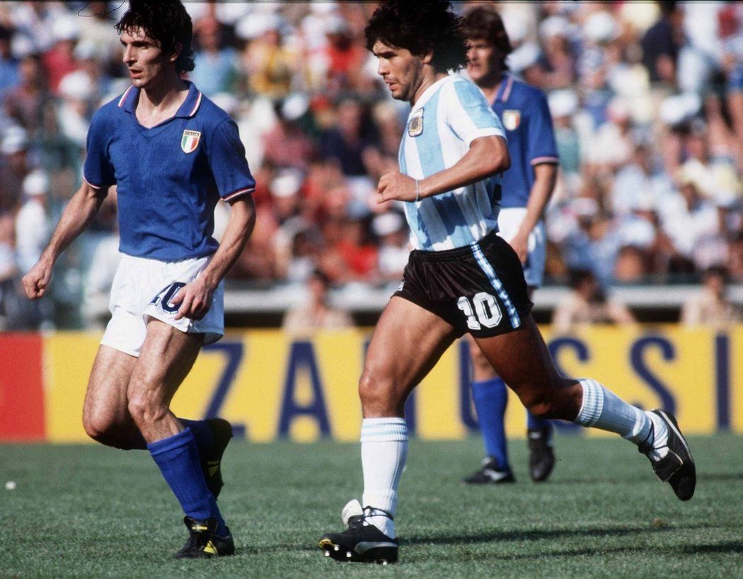 Paolo Rossi (vlevo) a Diego Maradona během utkání mistrovství světa. Obě legendy odešly na konci roku 2020 do fotbalového nebe