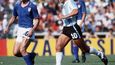 Paolo Rossi (vlevo) a Diego Maradona během utkání mistrovství světa. Obě legendy odešly na konci roku 2020 do fotbalového nebe