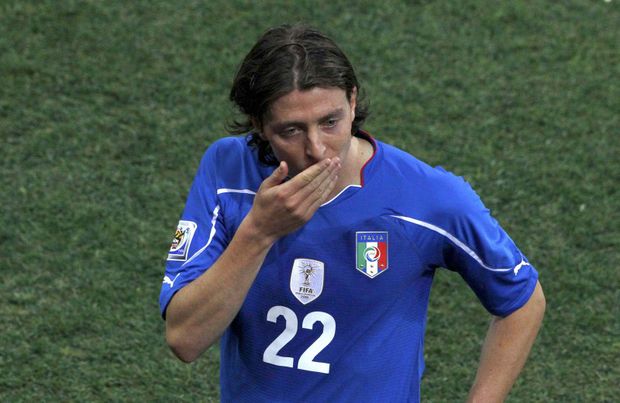Ital Riccardo Montolivo nemůže uvěřit, že jeho tým s Novým Zélandem jen remizoval Ital Riccardo Montolivo nemůže uvěřit, že jeho tým s Novým Zélandem jen remizoval